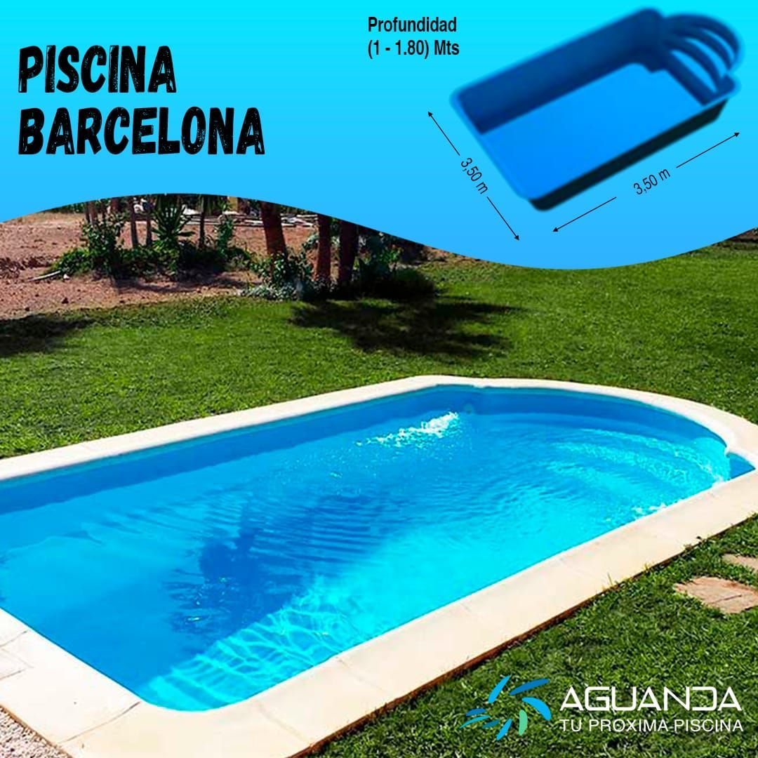 Piscina azul Barcelona en un jardín con césped. Forma rectangular con extremos curvos.