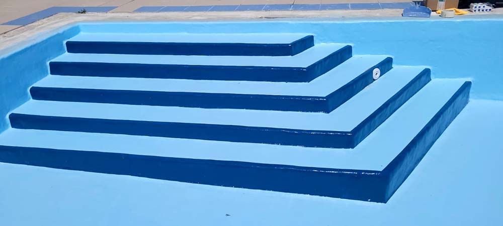 Escalones pintados de azul en una piscina.