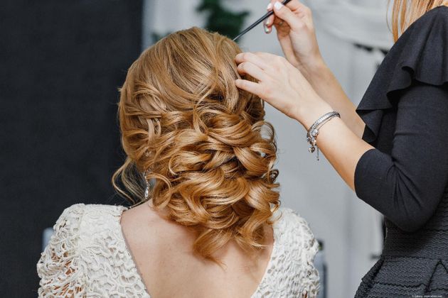 Braut bekommt die Haare gestylt