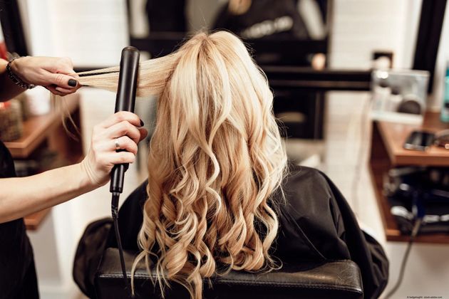 Frau bekommt die Haare gestylt