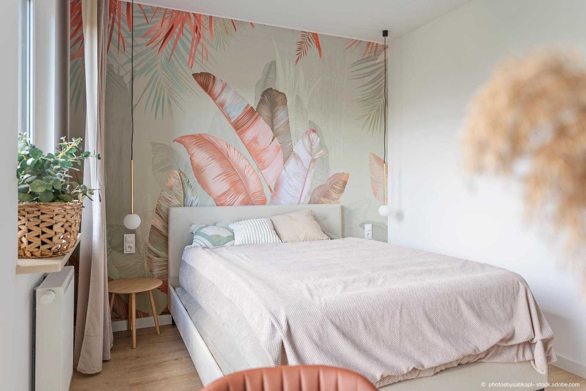 Helles Schlafzimmer mit Palmblatt-Tapete