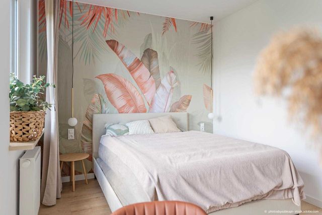 Helles Schlafzimmer mit Palmblatt-Tapete