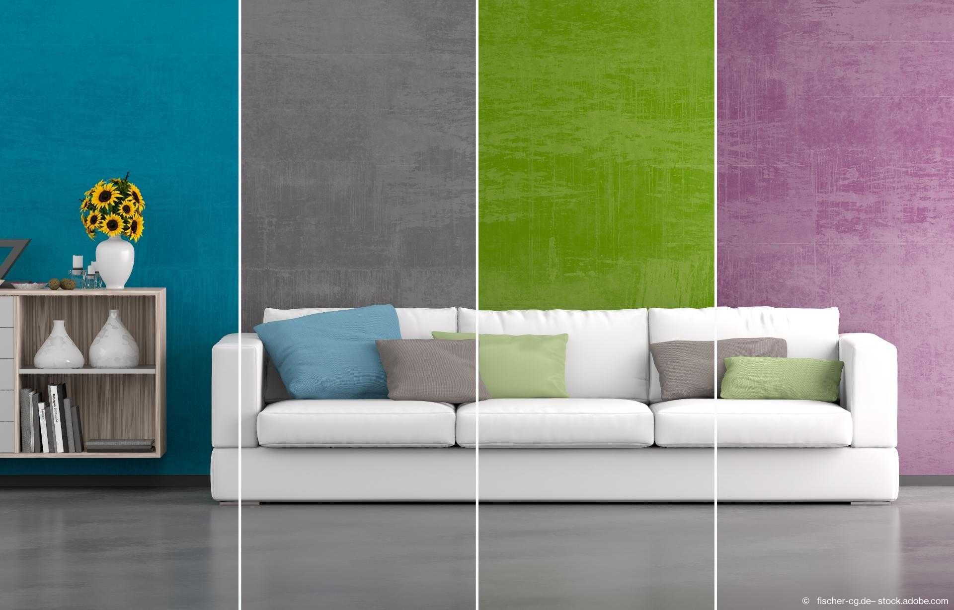 Wohnzimmer mit einer weißen Couch vor einer geteilten Wand: blau, grau, grün und lila.