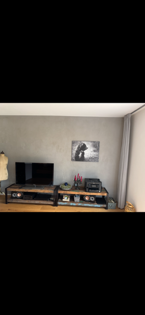 Stilvolles Wohnzimmer mit Wohnwand, einem Wandbild auf einer strukturierten Wand