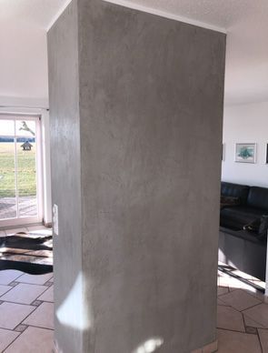 Graue Betonsäule im Mittelpunkt eines modernen Wohnzimmers
