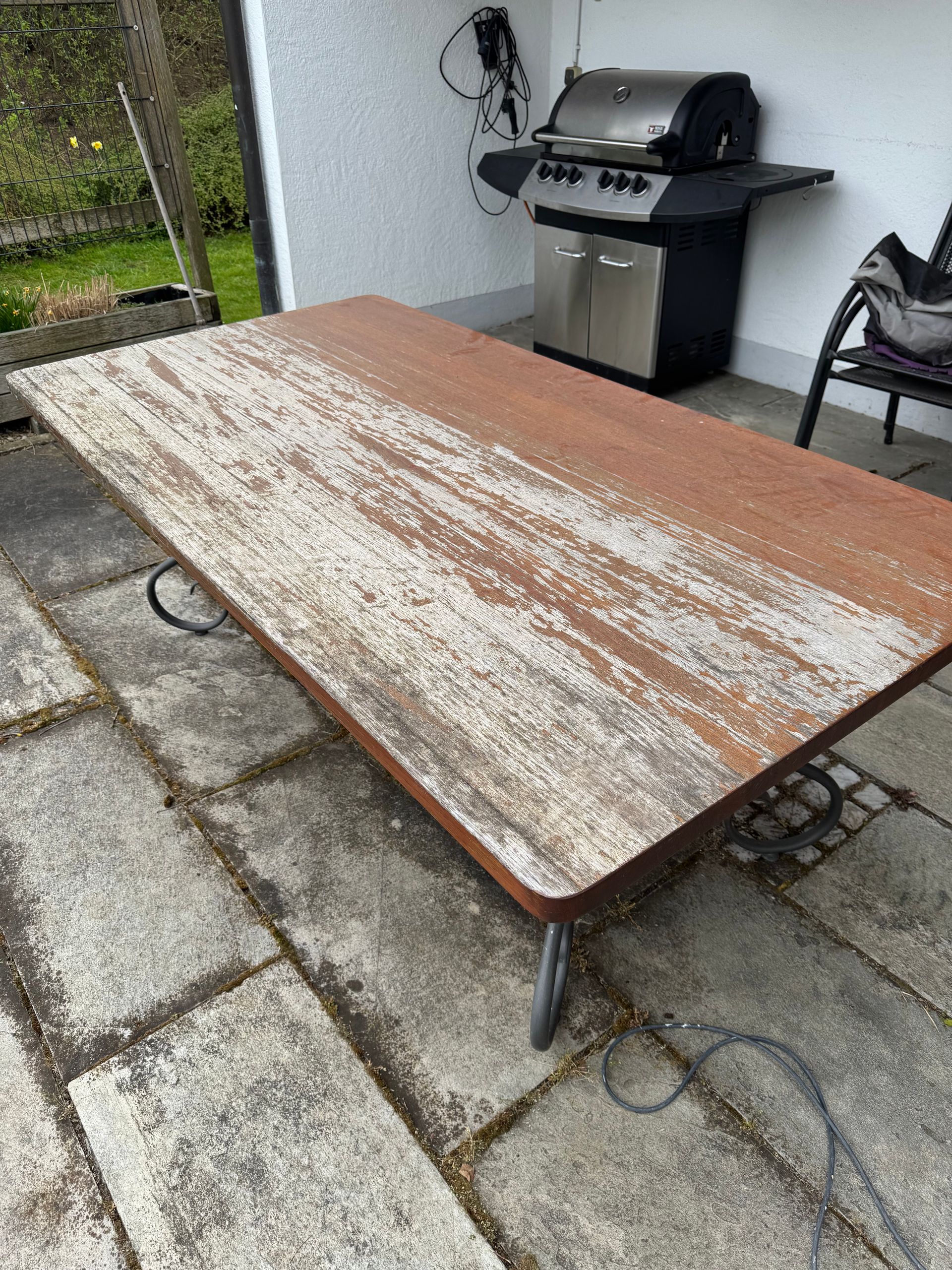 Tisch mit weißen Stellen
