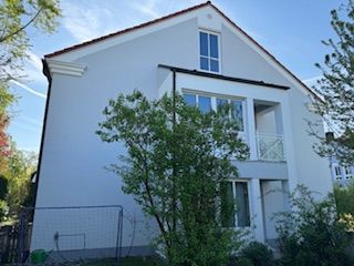 Hausfassade mit einem Baum davor