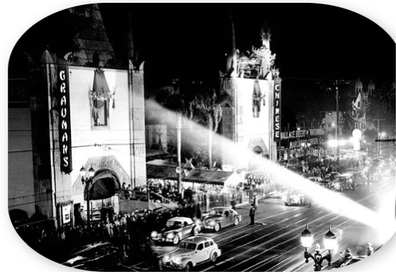 Una fotografía en blanco y negro del teatro chino de noche.