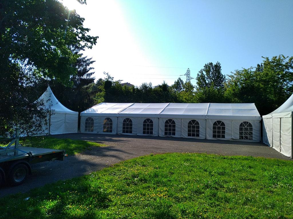 Grande tente blanche munis de 8 fenêtres