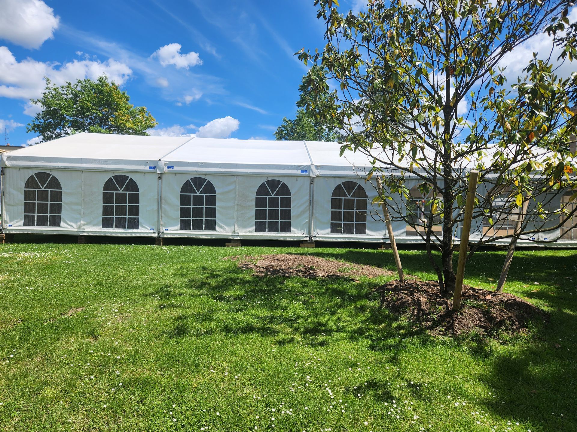 Tente de réception avec un parquet