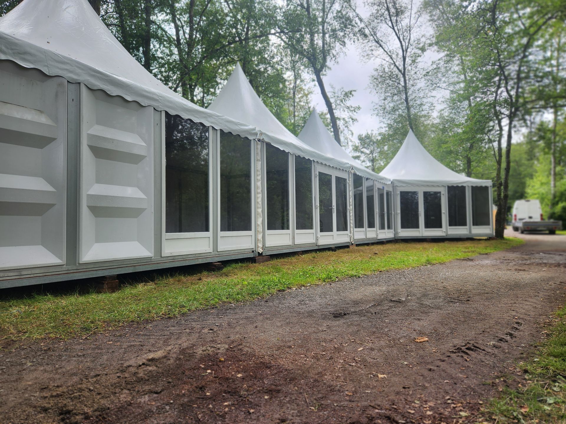 Chapiteau hébergant un tracteur