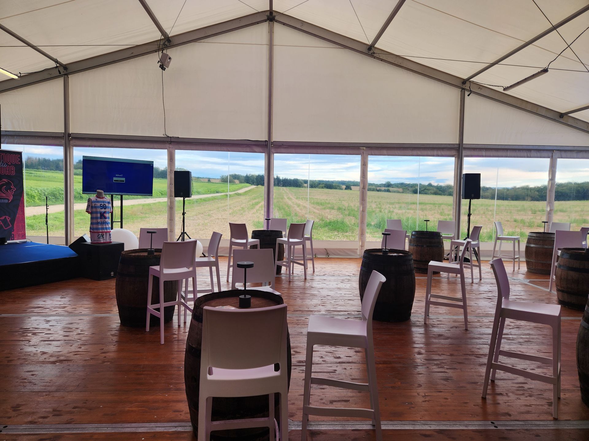 Grande tente blanche sous un ciel bleu