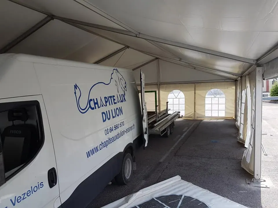 Camion dans une tente