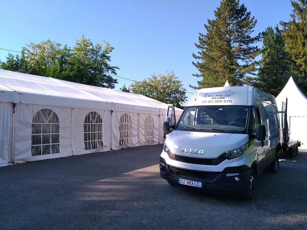 Camion près d'une tente