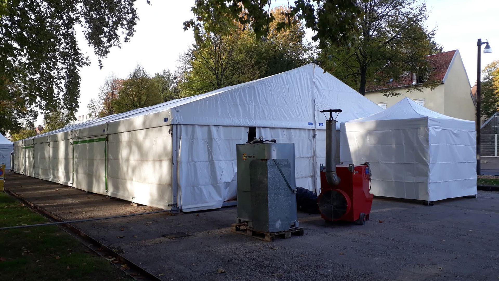 Vue sur une tente au loin