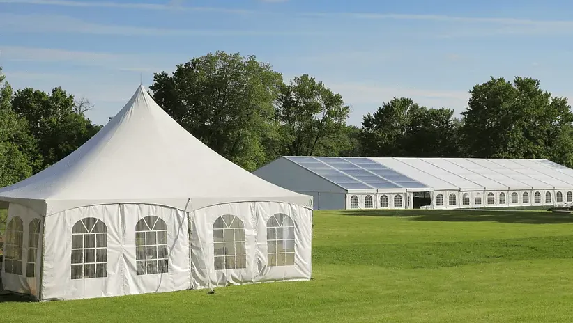 2 chapiteaux dans un parc