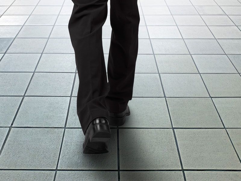 Un estacionamiento vacío con una flecha apuntando hacia la derecha