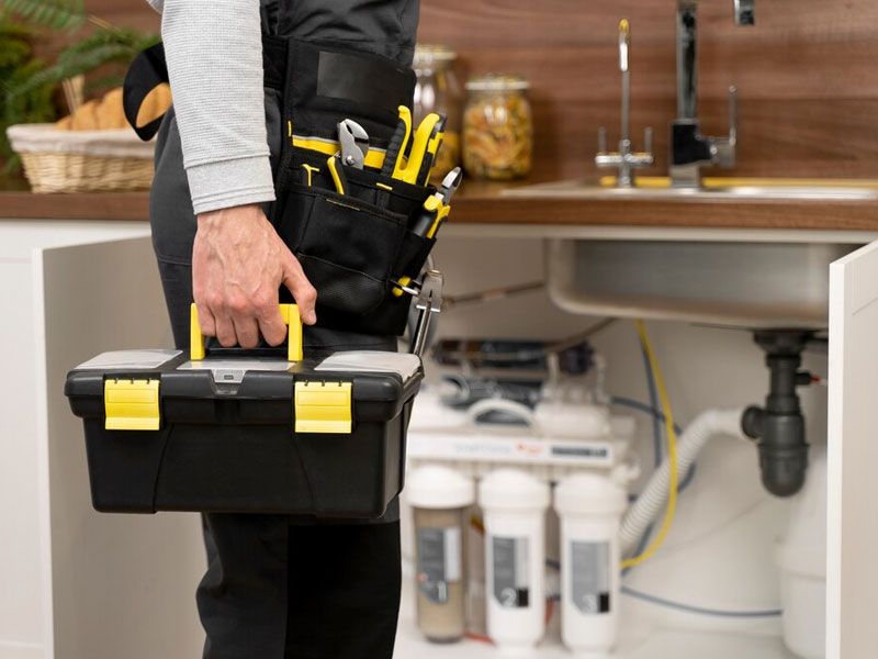 Un grupo de personas camina por un pasillo en una tienda.