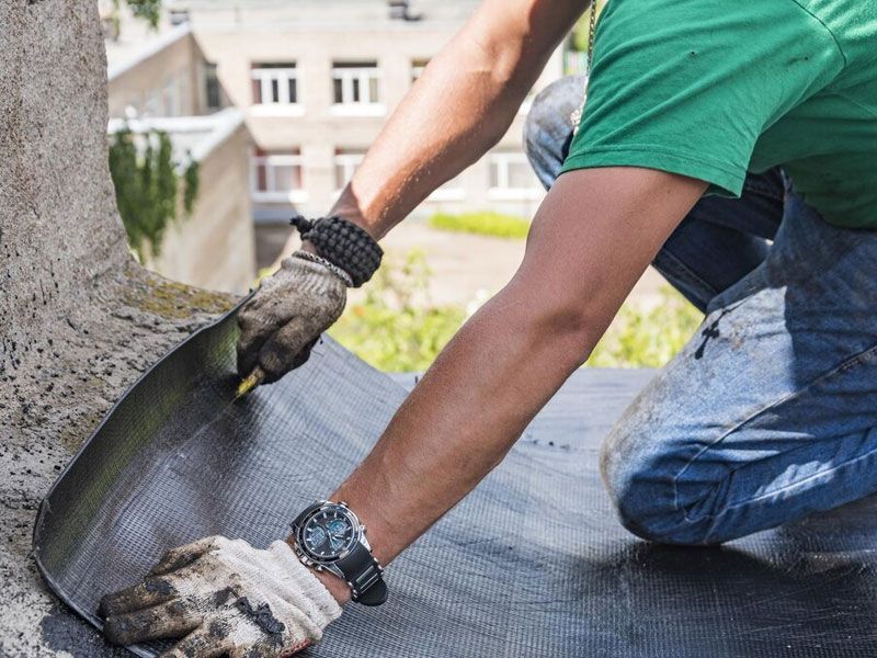 Un estacionamiento vacío con una flecha apuntando hacia la derecha