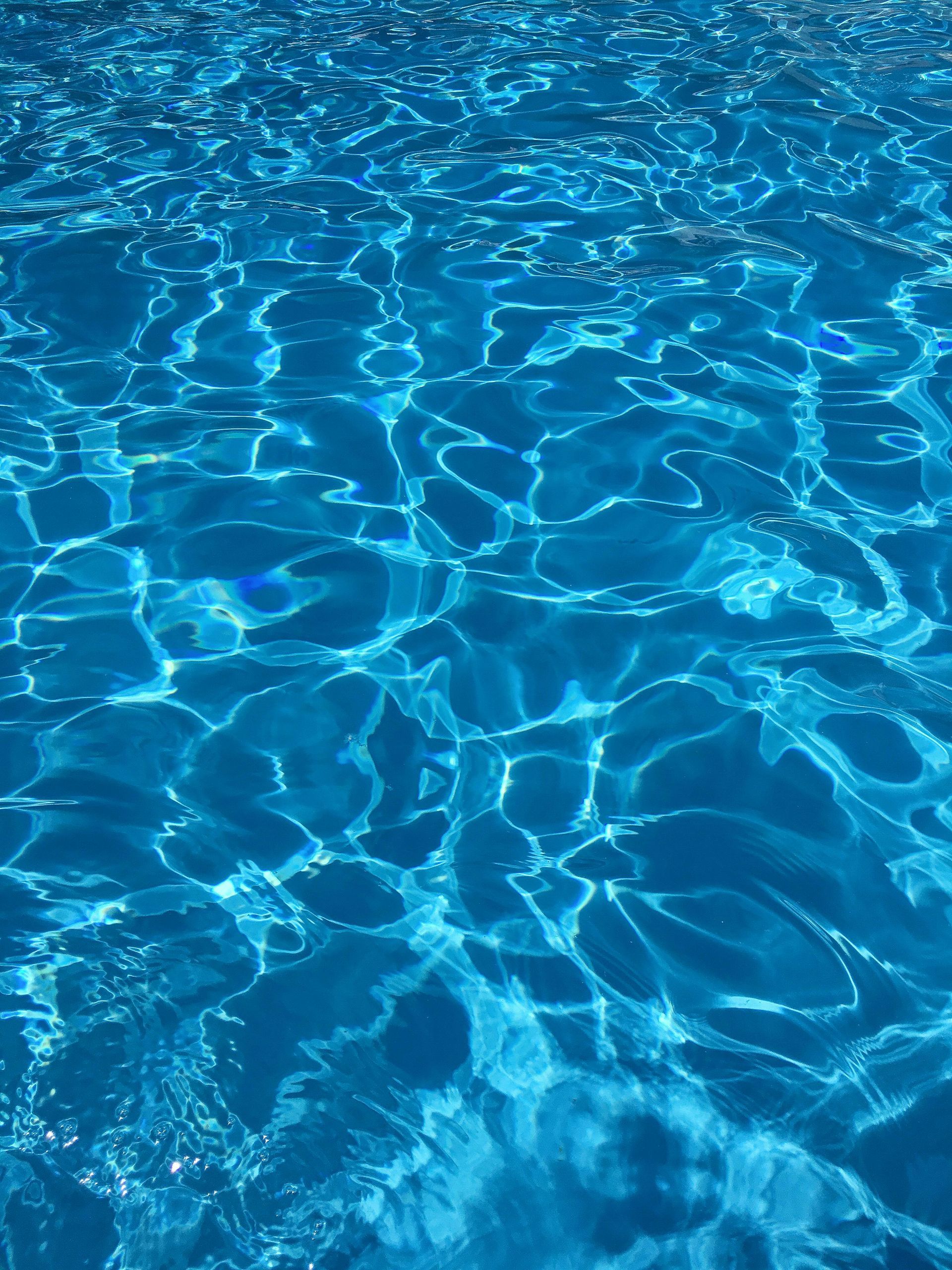 Un primer plano de una piscina con agua azul.