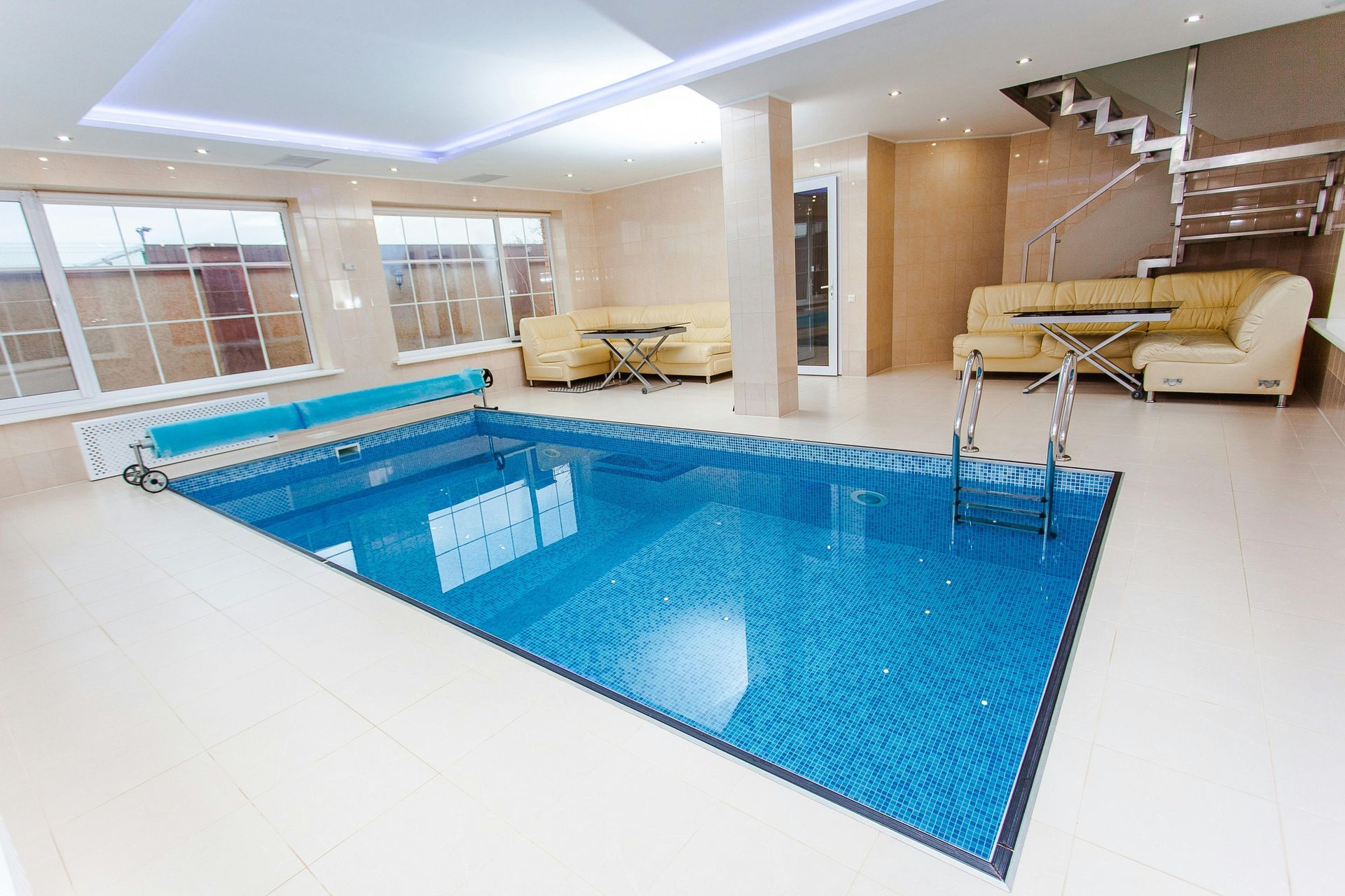 Hay una gran piscina en el medio de la habitación.