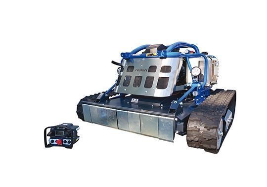 Tondeuse à gazon robotisée bleue et argentée avec chenilles, à côté d'une télécommande portative.