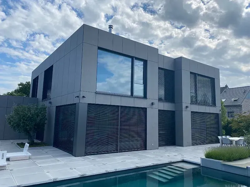 Ein modernes Haus mit einem Swimmingpool davor. Foto von der Metallbau Schilloh GmbH