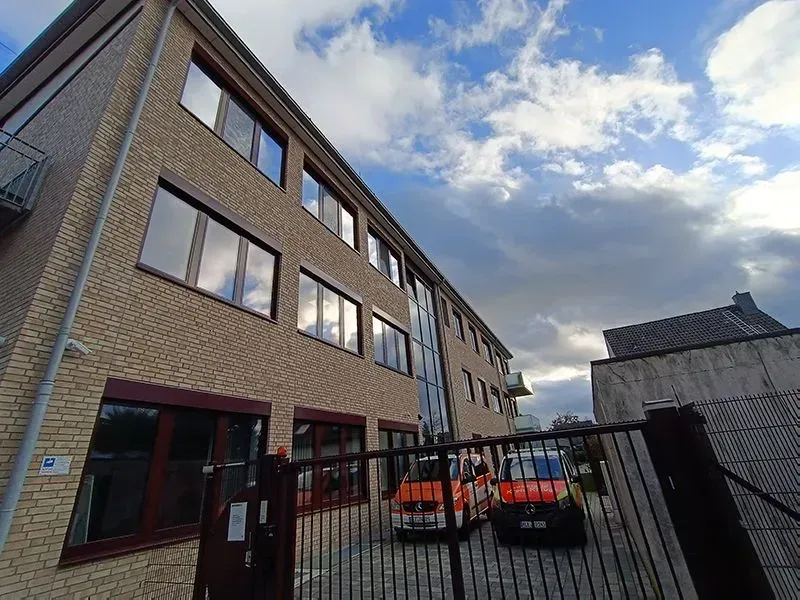 Ein großes Backsteingebäude. Foto von der Metallbau Schilloh GmbH