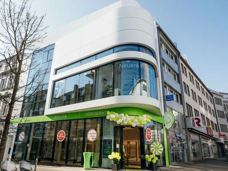 Ein großes Gebäude mit vielen Fenstern und Luftballons davor. Foto von der Metallbau Schilloh GmbH