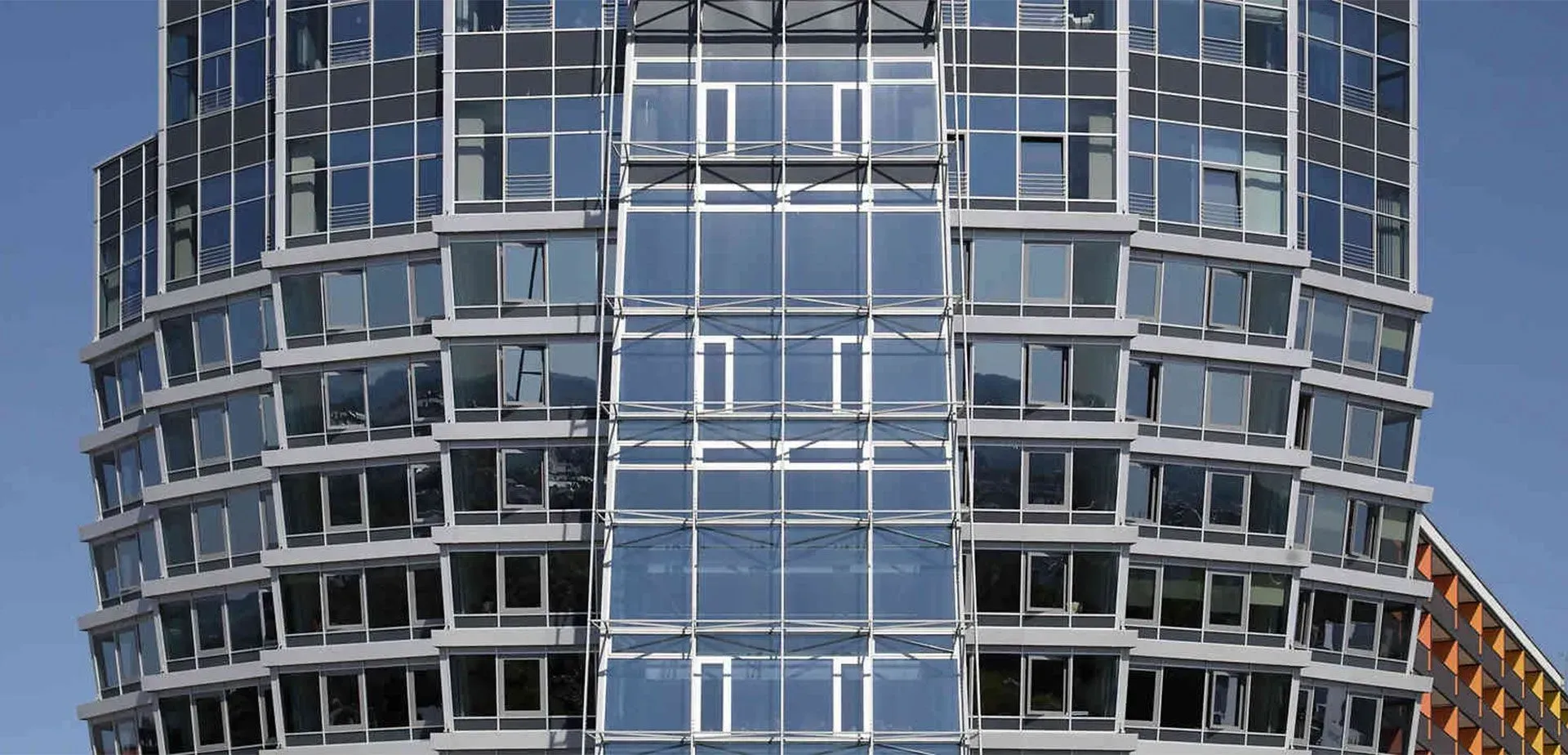 Ein hohes Gebäude mit vielen Fenstern und einem blauen Himmel im Hintergrund