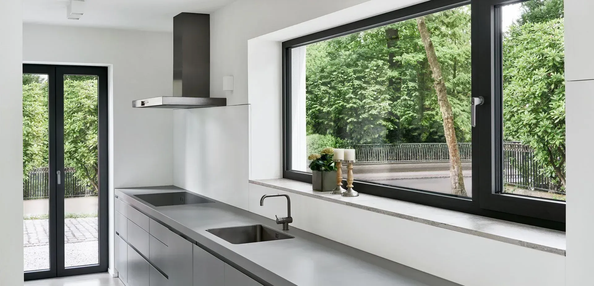 Eine Küche mit großem Fenster und Spüle