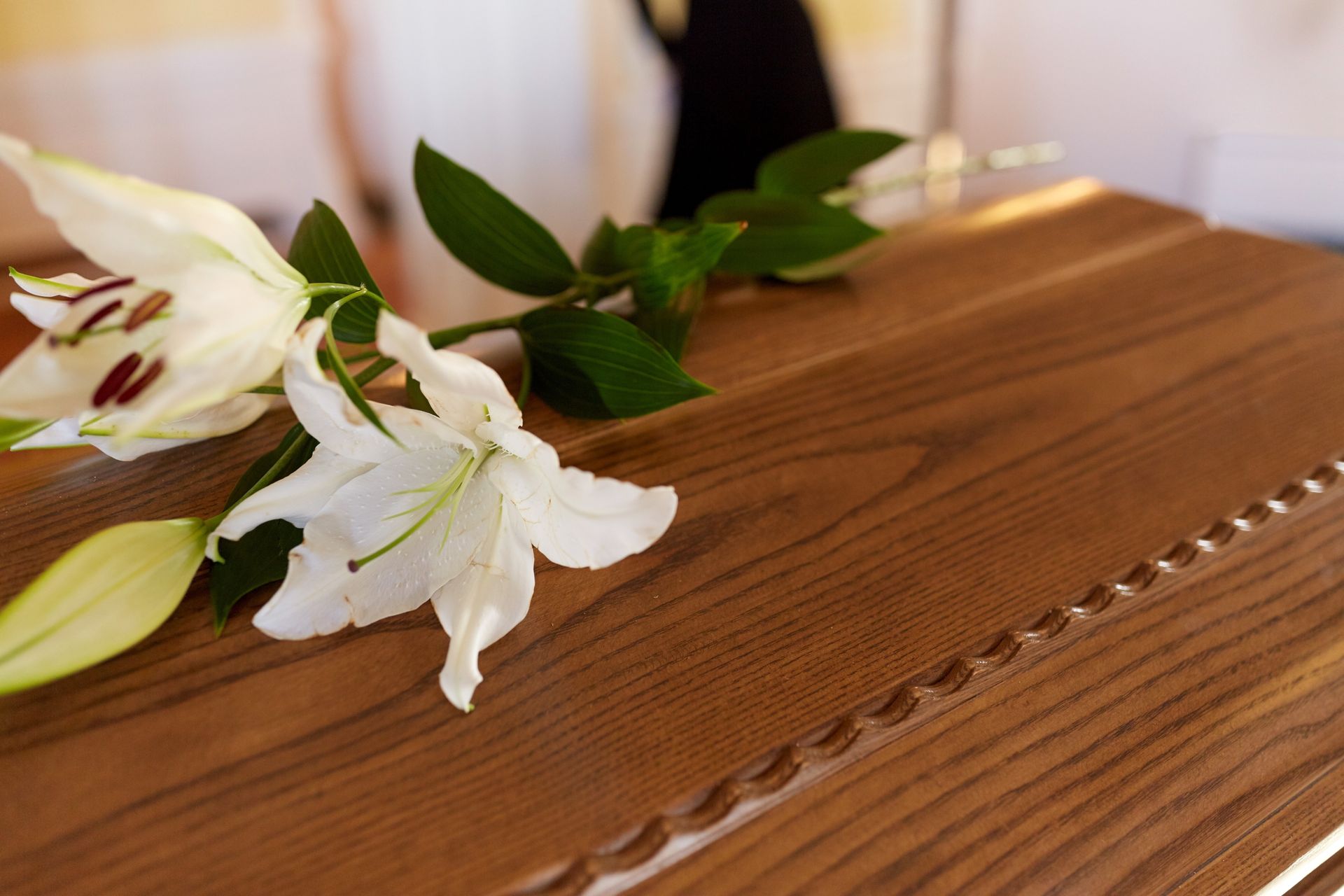 Un ataúd de madera con flores encima.