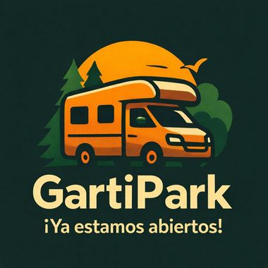 Logotipo de GartiPark con una autocaravana naranja, puesta de sol, &aacute;rboles y el texto &ldquo;&iexcl;Ya estamos abiertos!&rdquo;