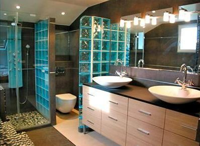 Petite penderie à l'entrée d'un appartement