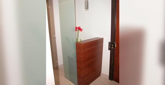 Petit meuble en bois dans une entrée