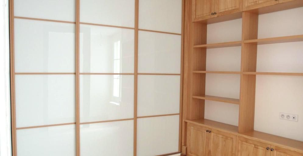 Grande baie vitrée avec armature en bois et meubles de rangement