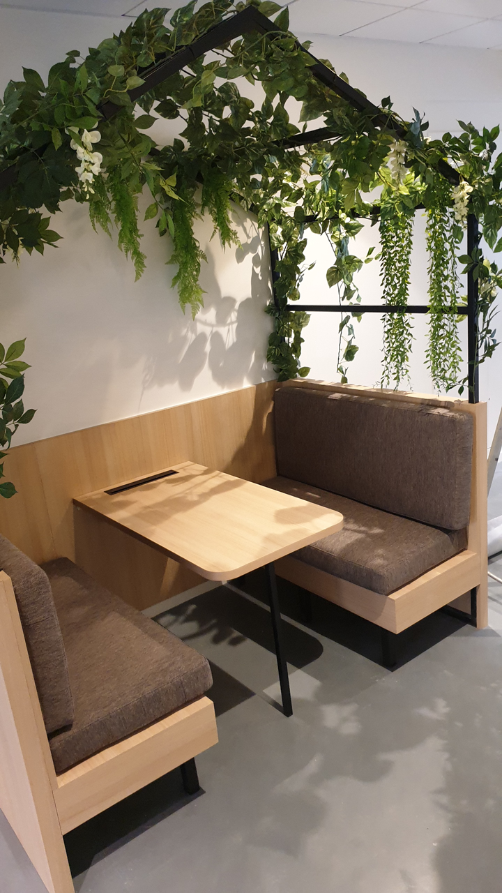 Petit espace détente avec 2 petits canapés en vis-à-vis et une table