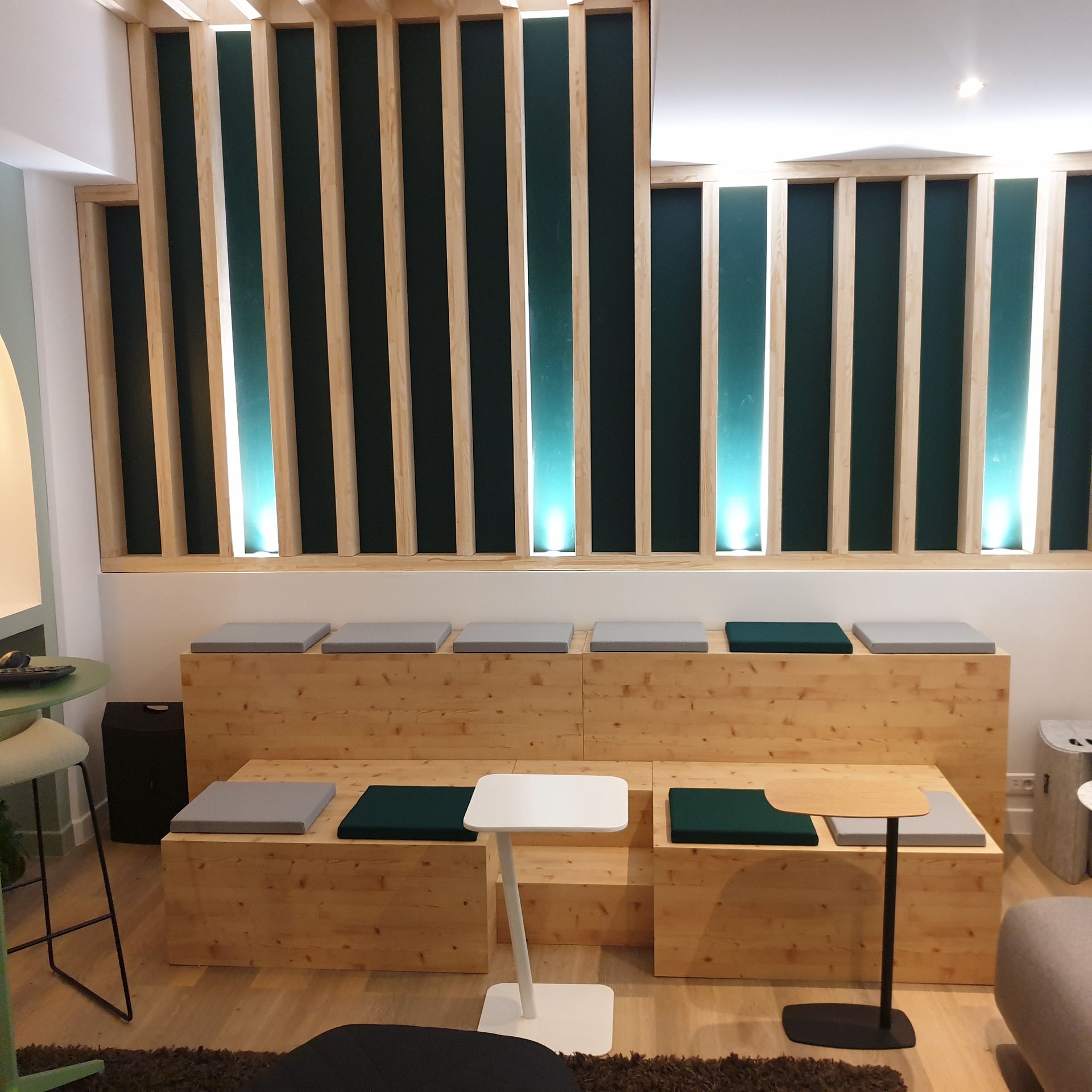 Coin cozy avec canapé bois et petits coussins carrés