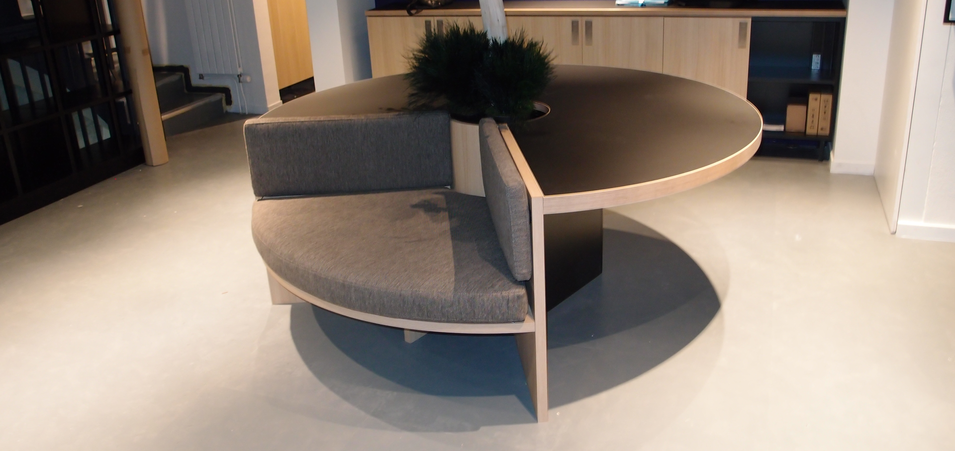 Table ronde avec fauteuil intégré