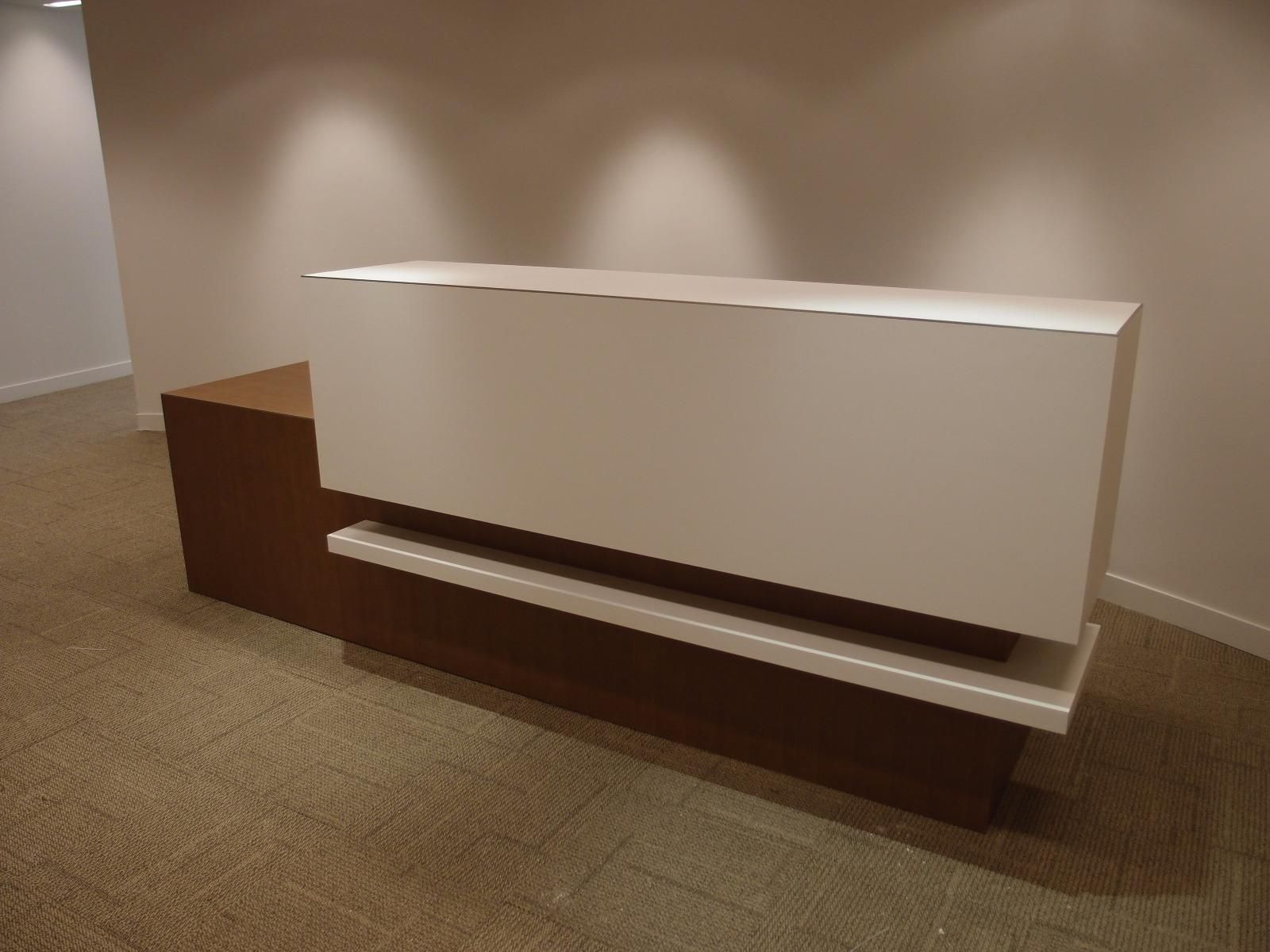 Long meuble d'accueil dans un hôtel