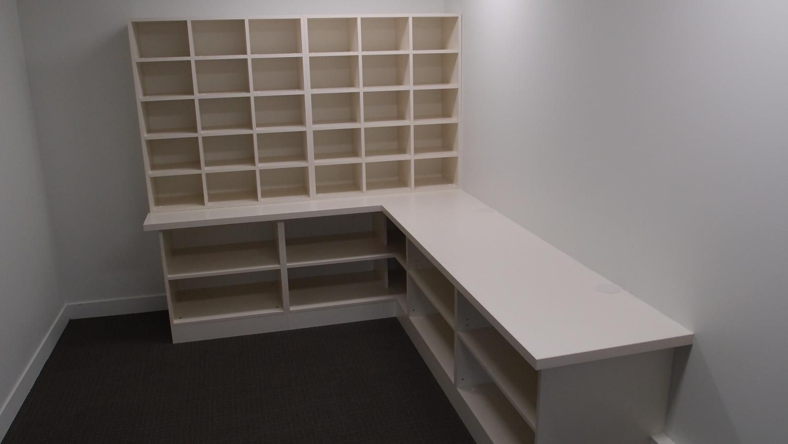 Grande bibliothèque avec emplacements et tiroirs