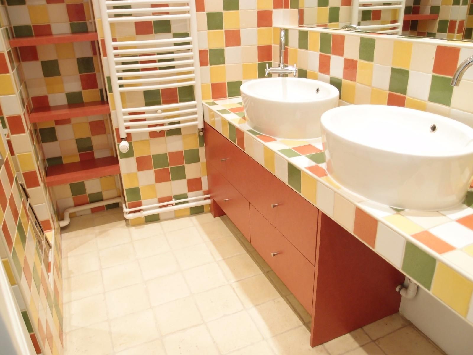 Salle de bains avec coloris à carreaux