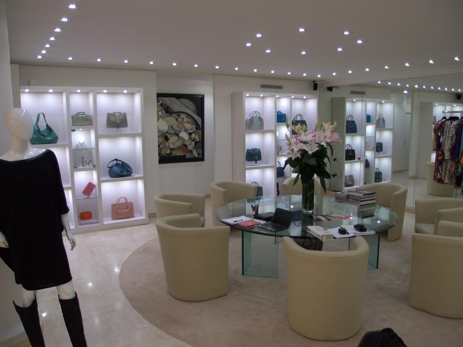 Maroquinerie avec aménagement central autour d'une table en verre