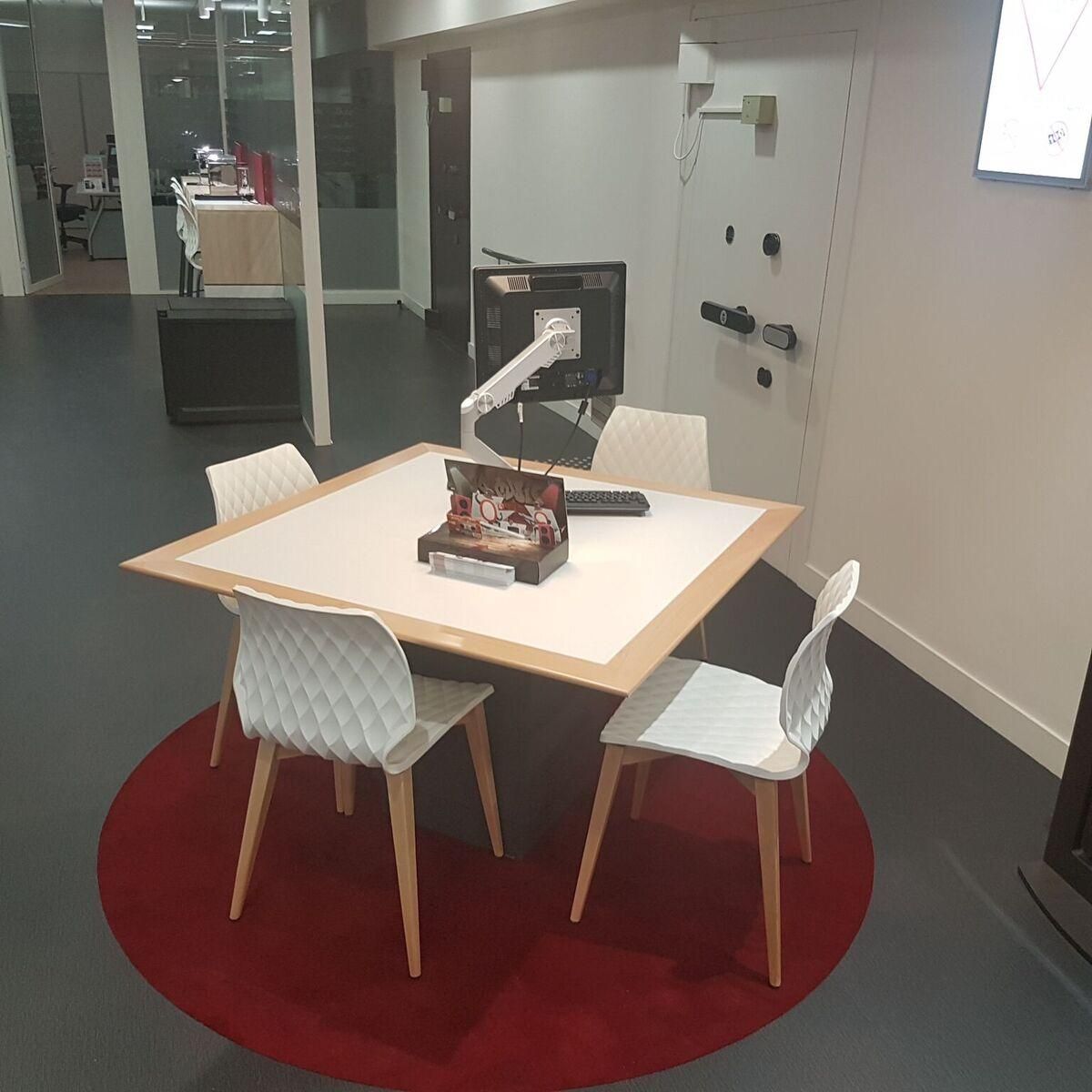 Petite table dans une salle d'accueil