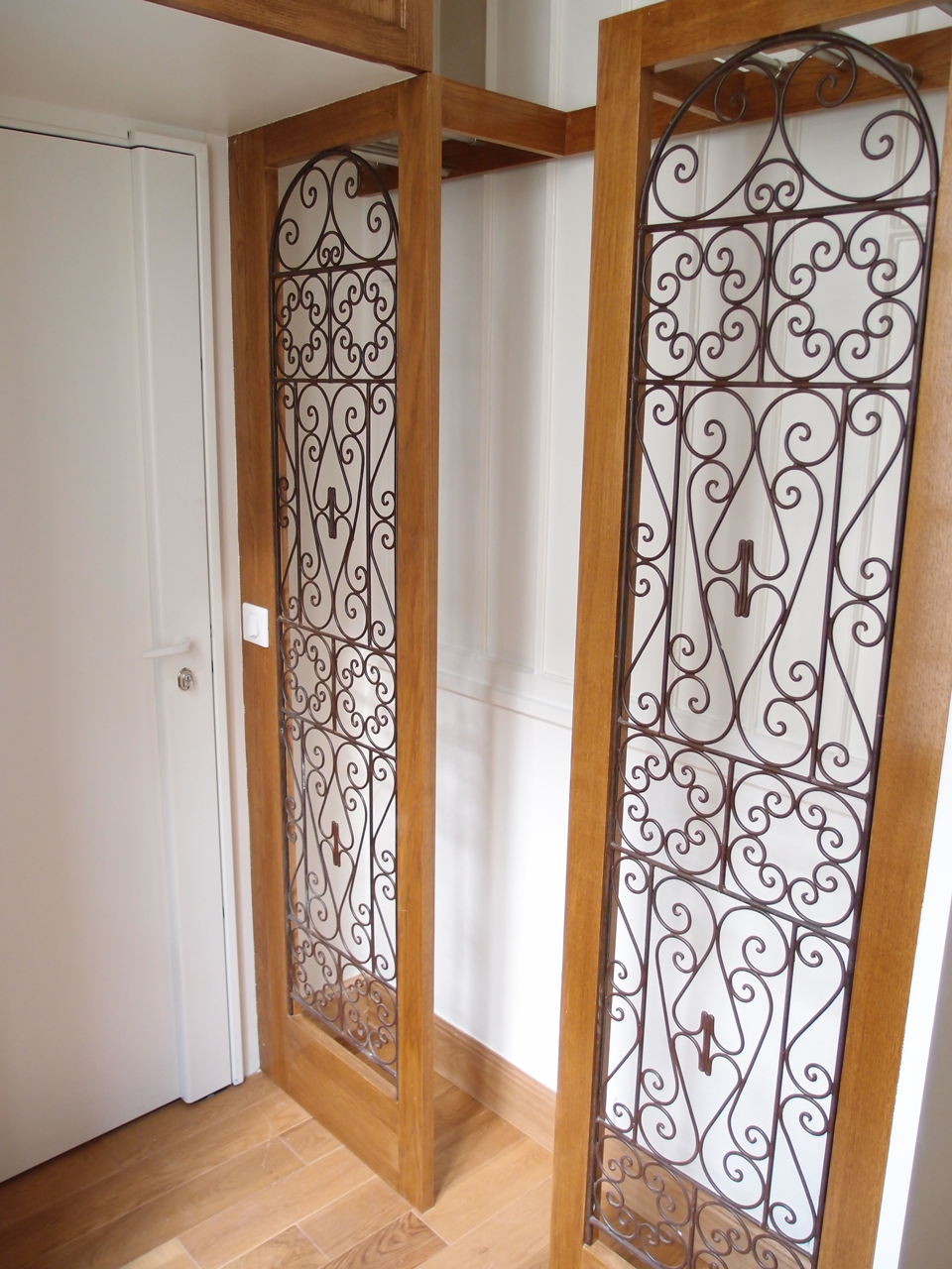 Petite penderie à l'entrée d'un appartement