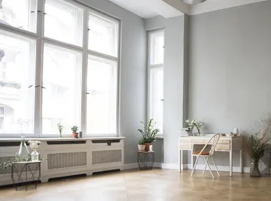 Très grande fenêtre dans un salon à plafond très haut
