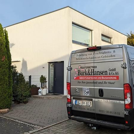 Ein Lieferwagen ist vor einem Gebäude geparkt.