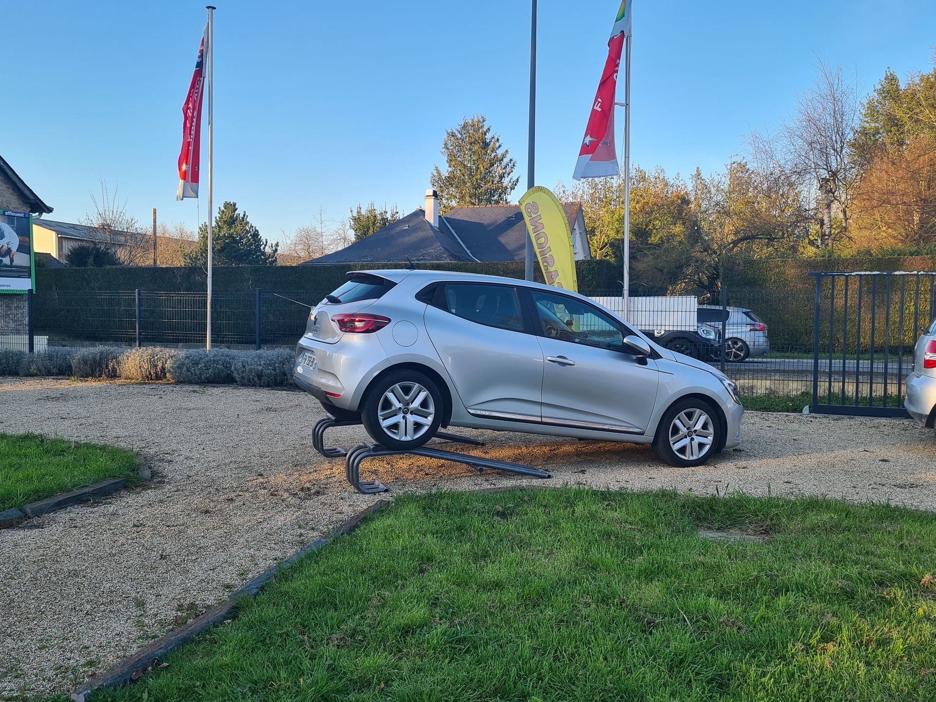 Une voiture dans une cour