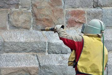 Mitarbeiter von Technische Dienste Fahrenkrug reinigt Mauer