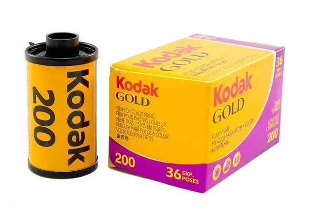 Un rollo de película dorada Kodak junto a una caja